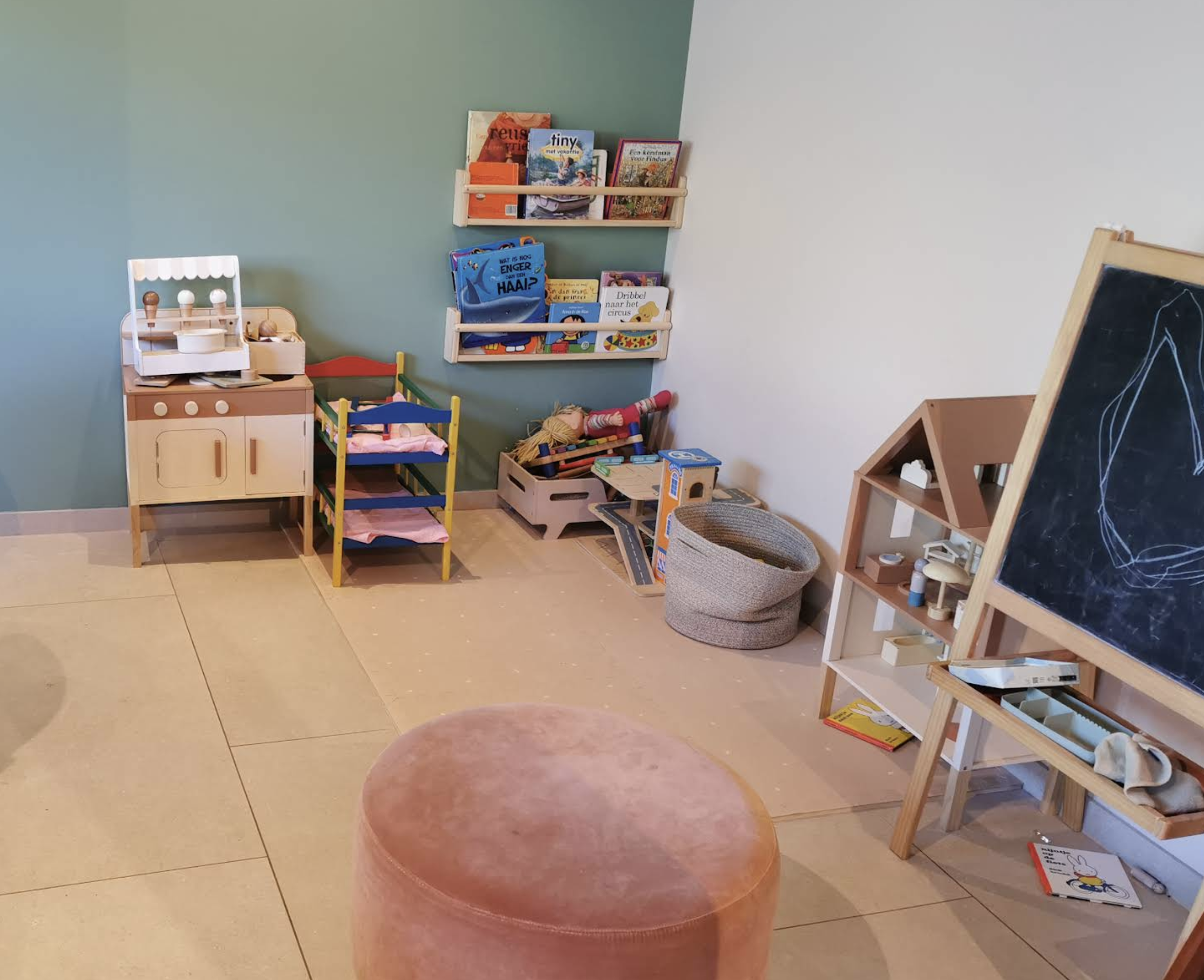 Indoor speelruimte met houten speelgoed