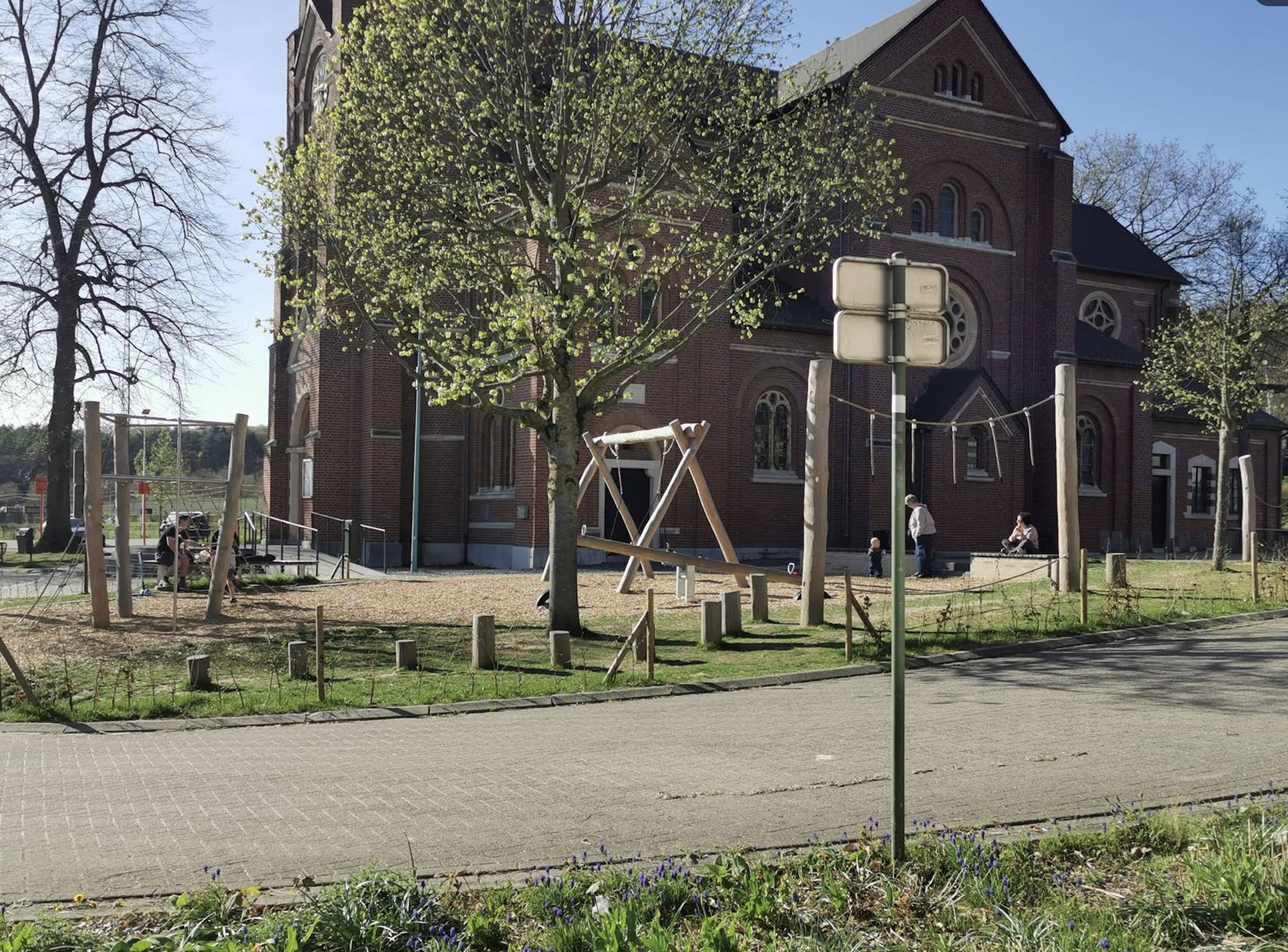 Outdoor speeltuin met historisch gebouw
